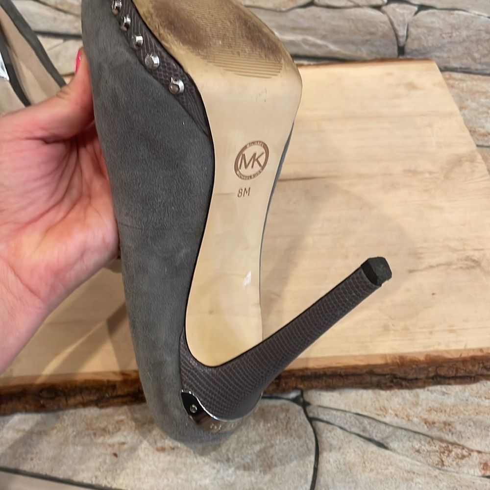 Michael Michael Kors, gray suede pumps with snakeskin heel and studs EUC - Picture 4 of 6